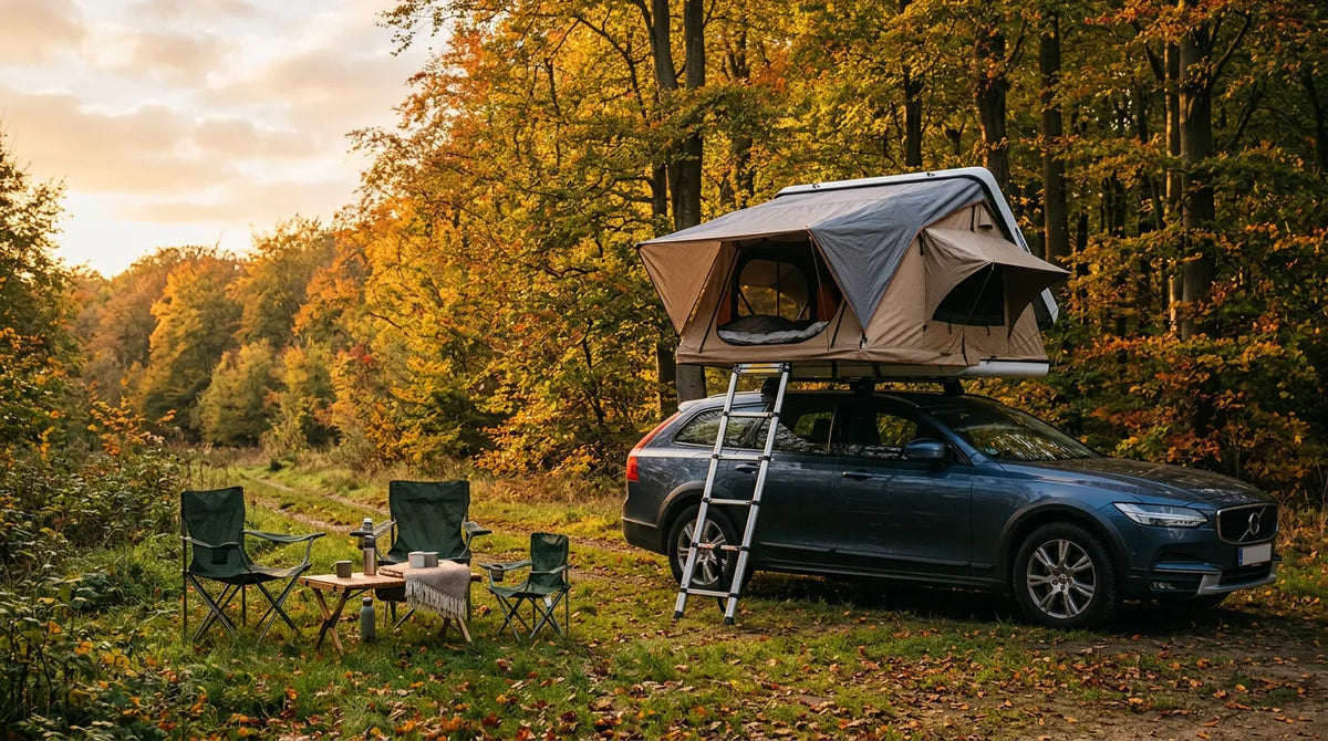 Tagtelt slået op på taget af en bil i en dansk efterårsskov med campingstole