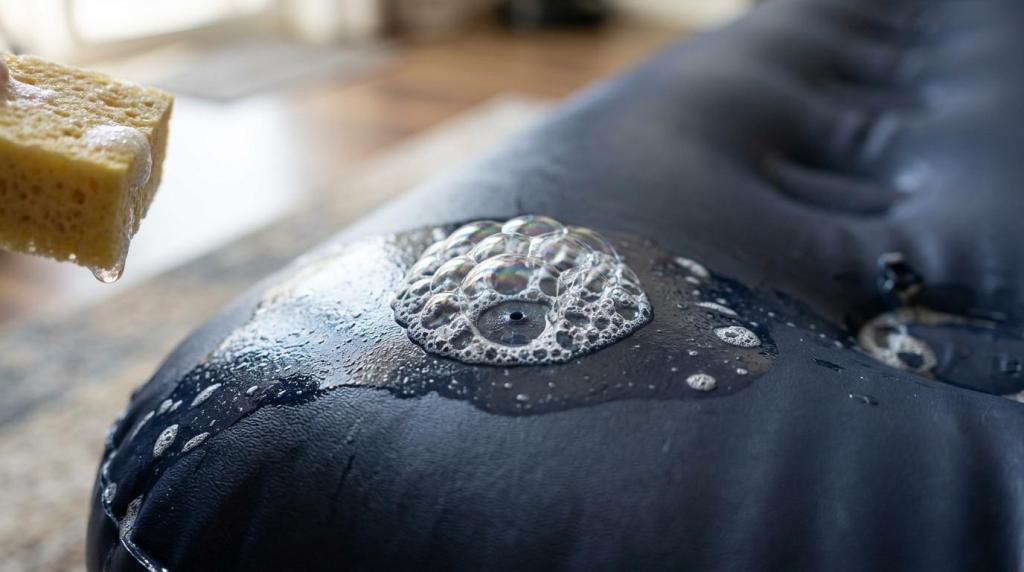 Vedligehold: Sådan lapper du en punkteret luftmadras korrekt (med og uden kit)