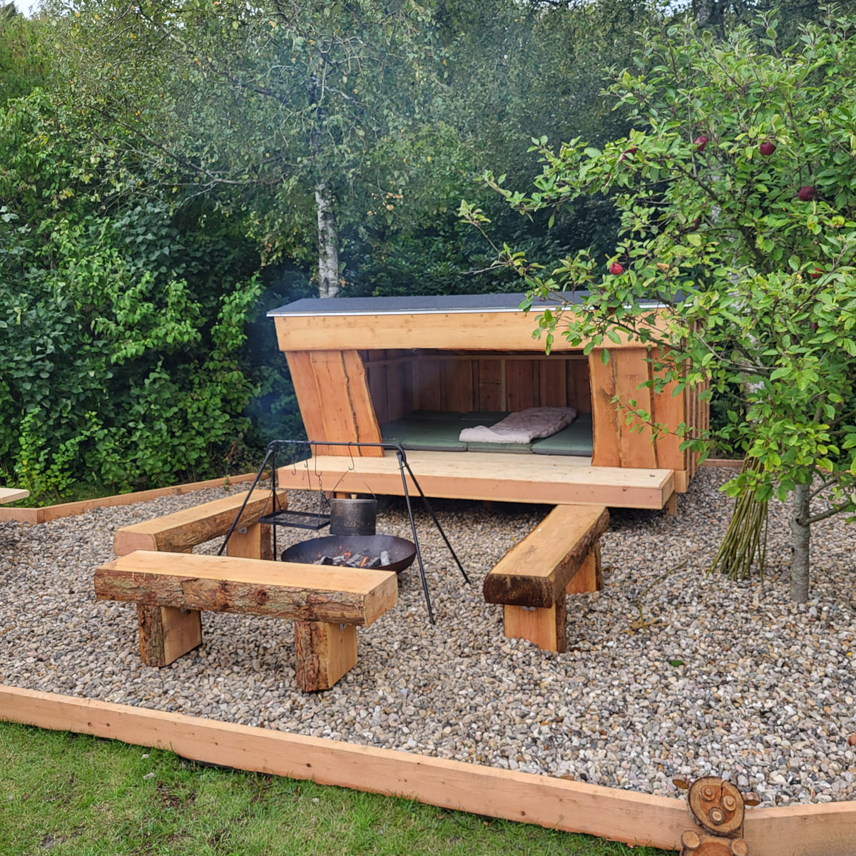 Stort Shelter 3-5 personer 346x300+80x175 cm Kalmarbrædder i dansk lærketræ - med tagpap