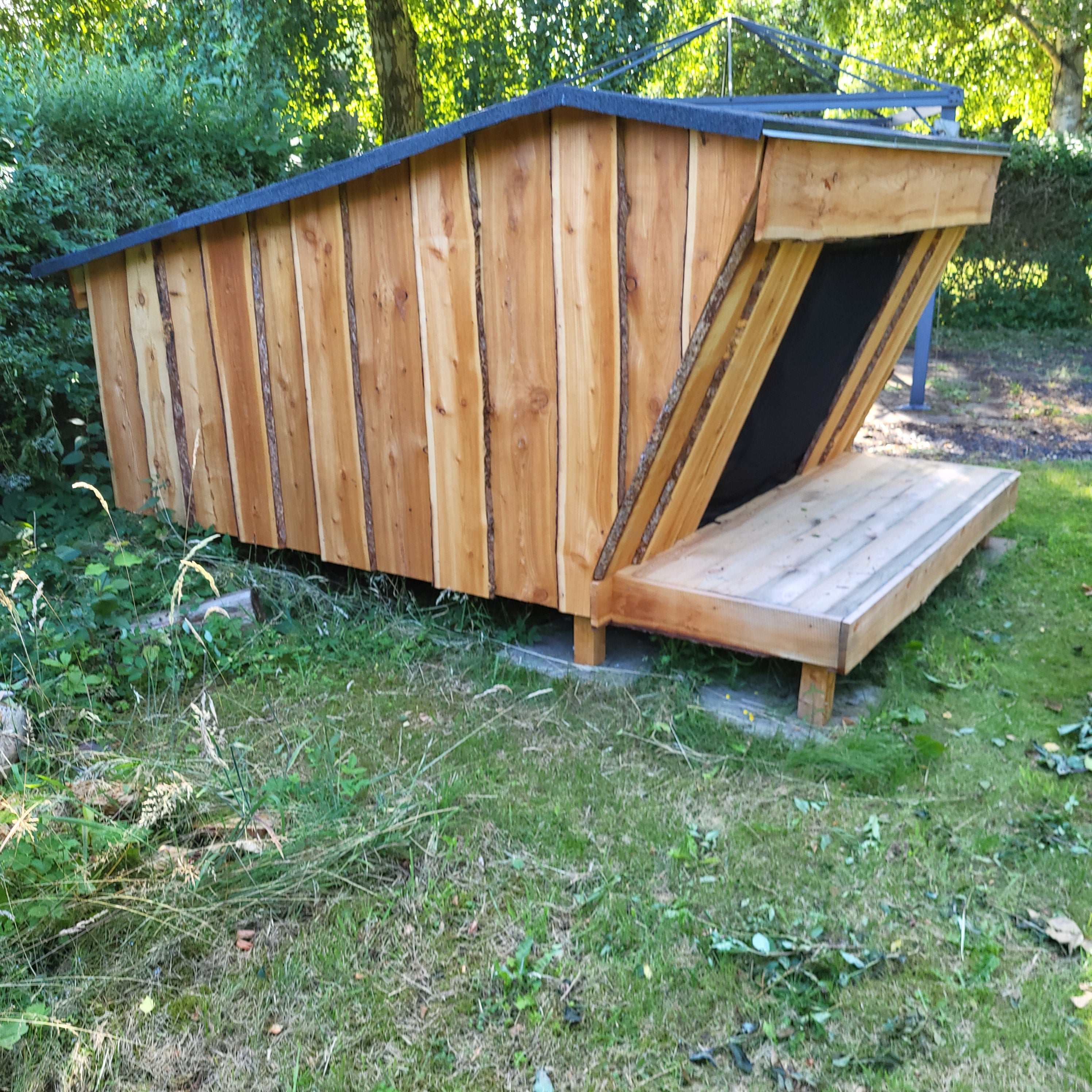 Lille Shelter 3 personer 246x300x175 cm - kalmarbrædder i dansk lærketræ - med tagpap