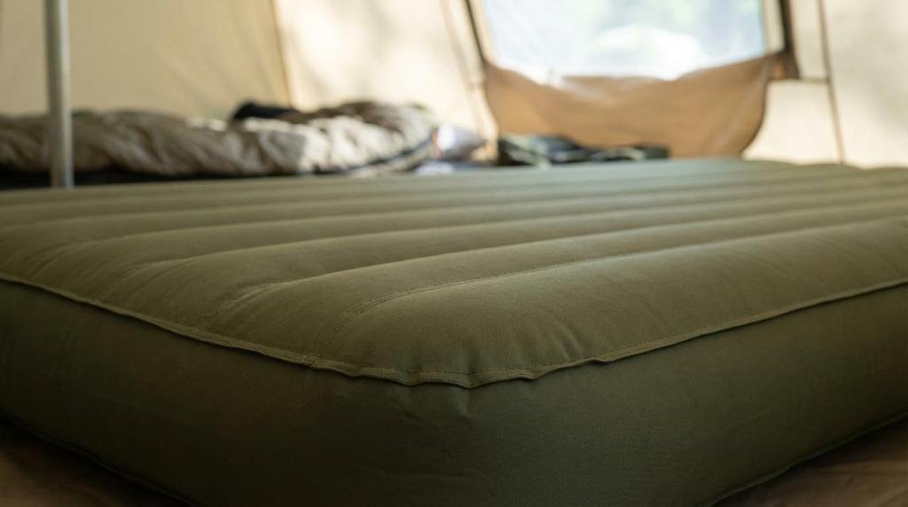 Sådan vælger du den rigtige luftmadras til camping: tykkelse, materialer og komfortzoner