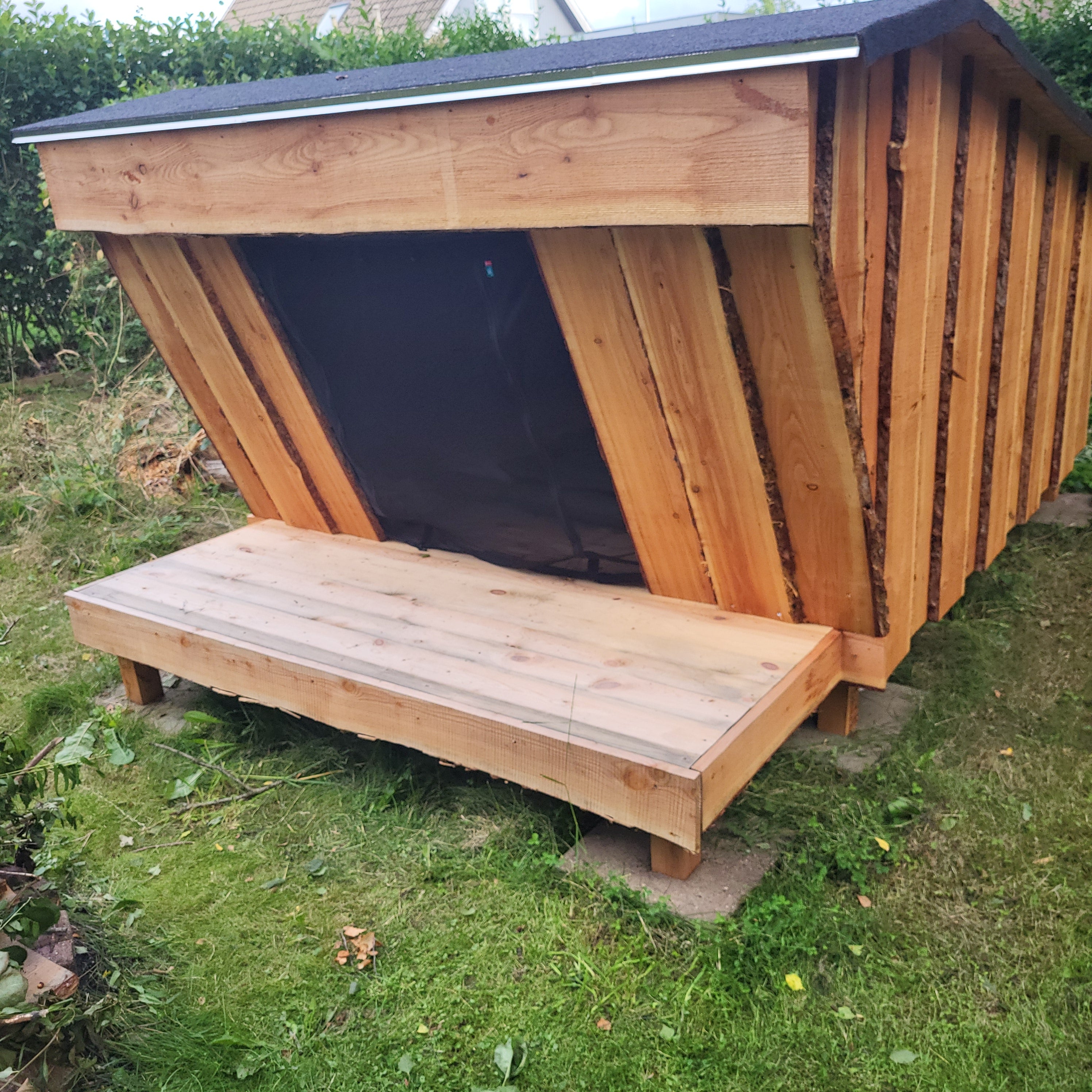 Lille Shelter 3 personer 246x300x175 cm - kalmarbrædder i dansk lærketræ - med tagpap