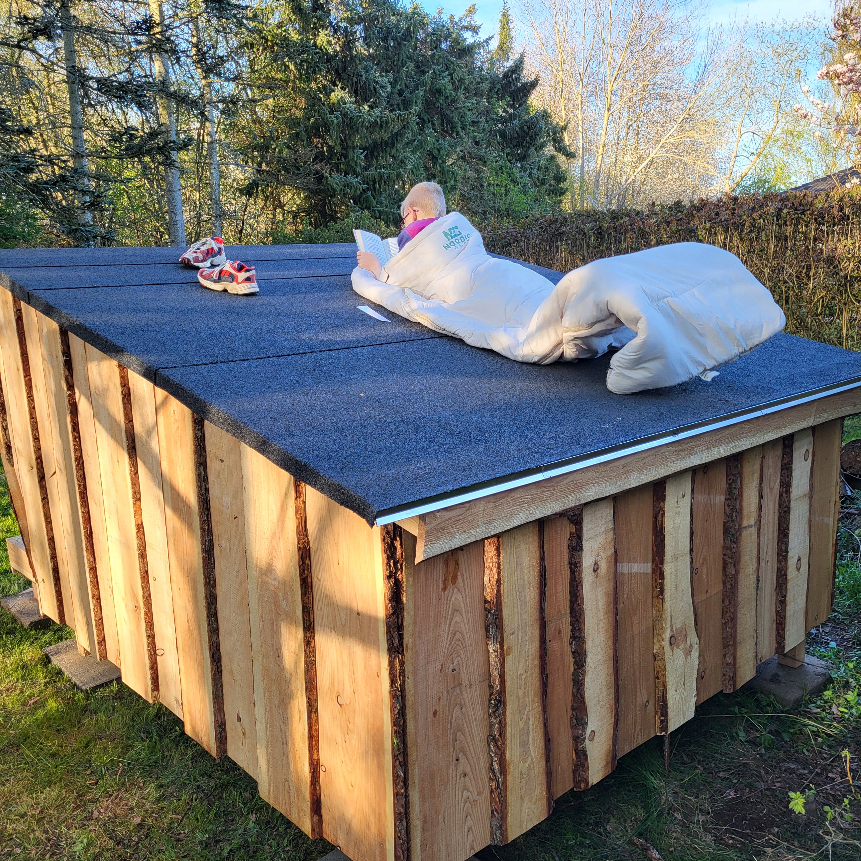 Lille Shelter 3 personer 246x300x175 cm - kalmarbrædder i dansk lærketræ - med tagpap