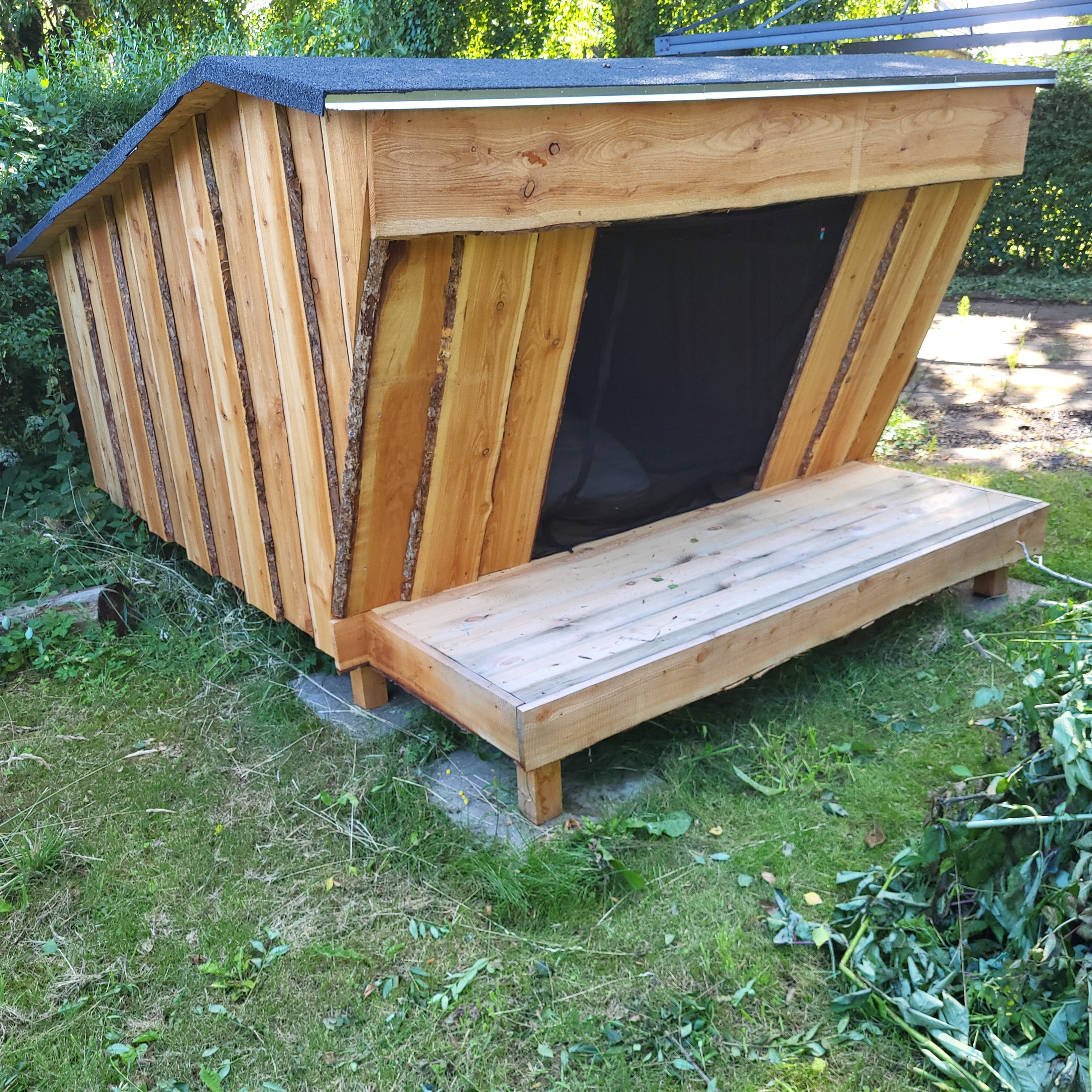 Lille Shelter 3 personer 246x300x175 cm - kalmarbrædder i dansk lærketræ - med tagpap