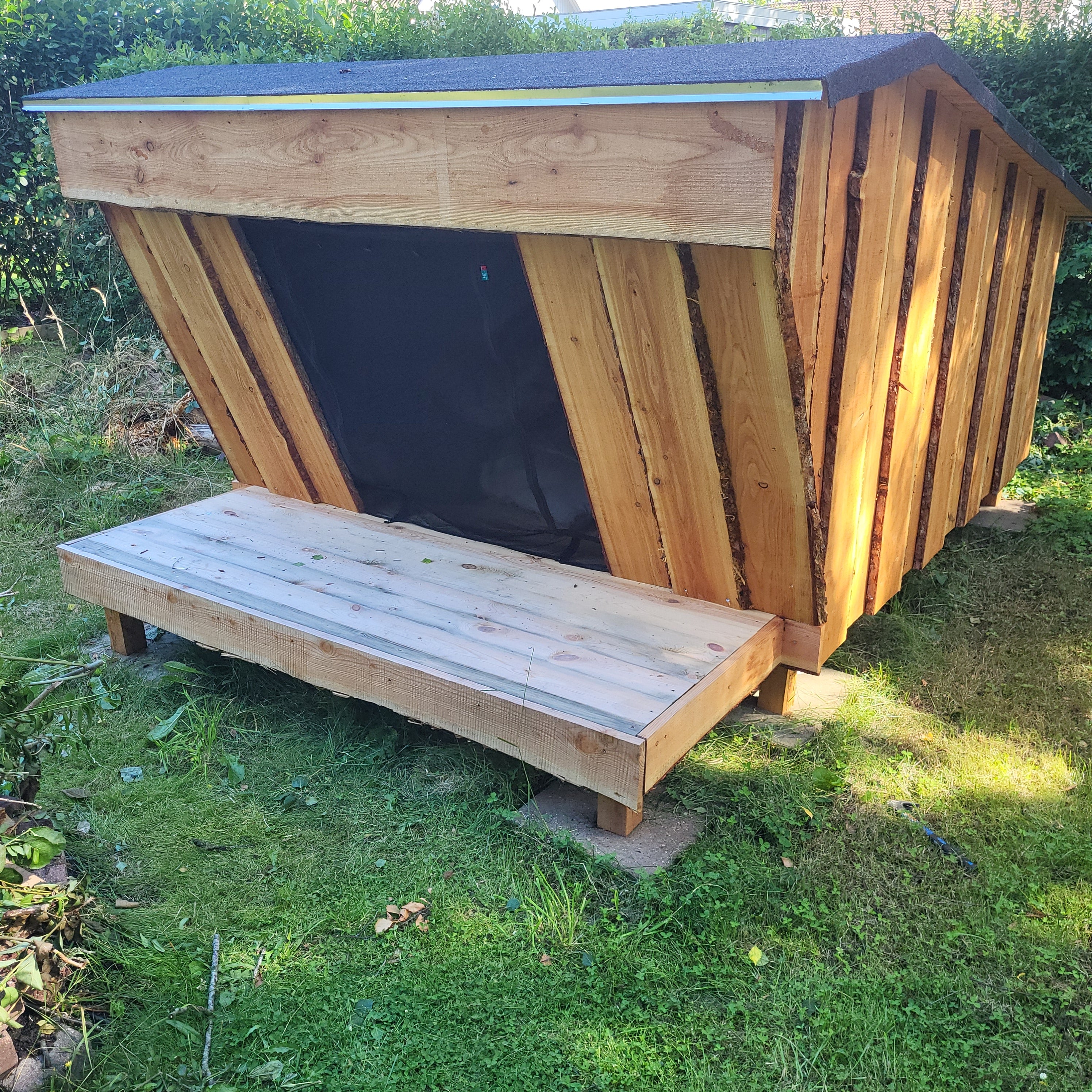 Lille Shelter 3 personer 246x300x175 cm - kalmarbrædder i dansk lærketræ - med tagpap