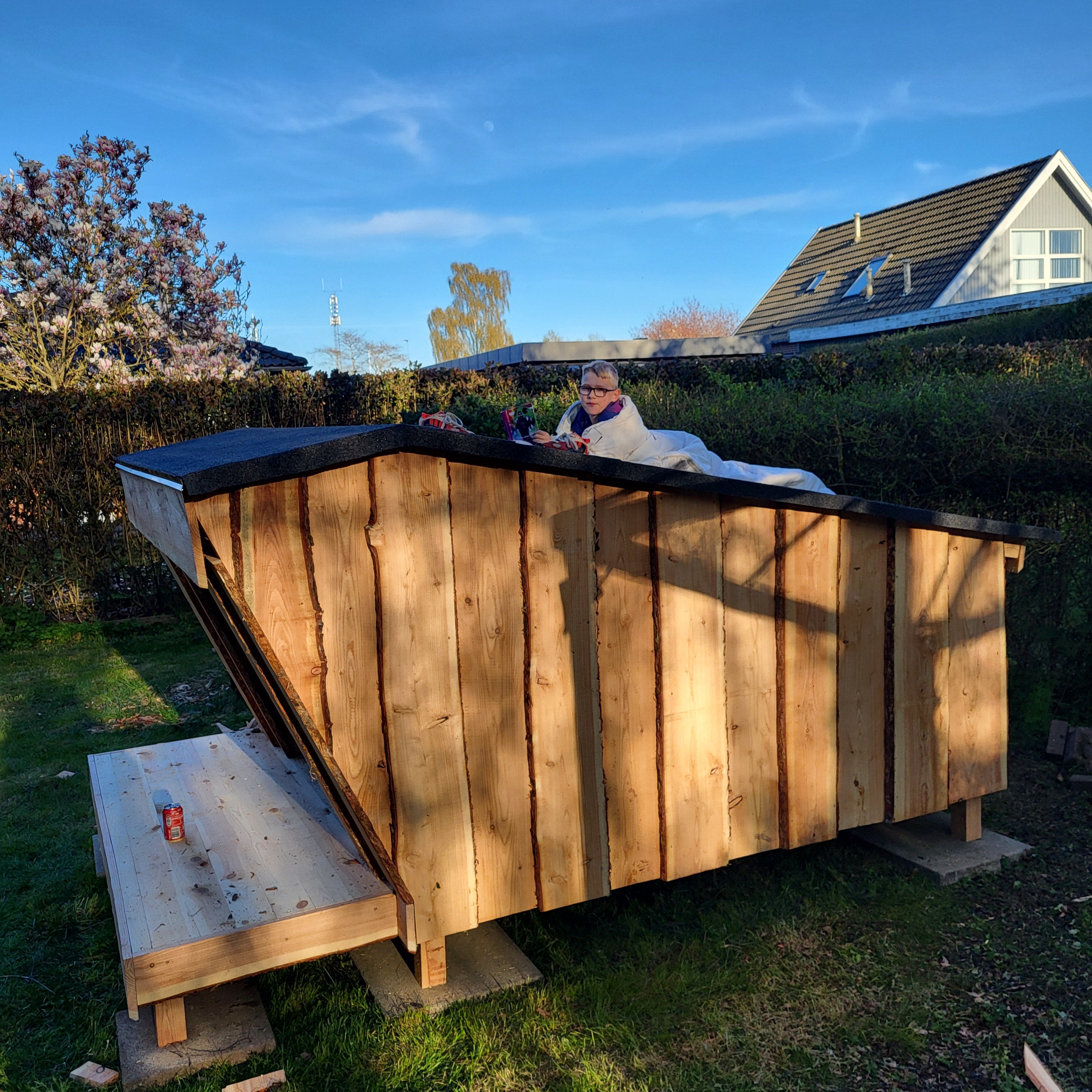 Lille Shelter 2-3 personer 200x225x175 cm - kalmarbrædder i dansk lærketræ - med tagpap