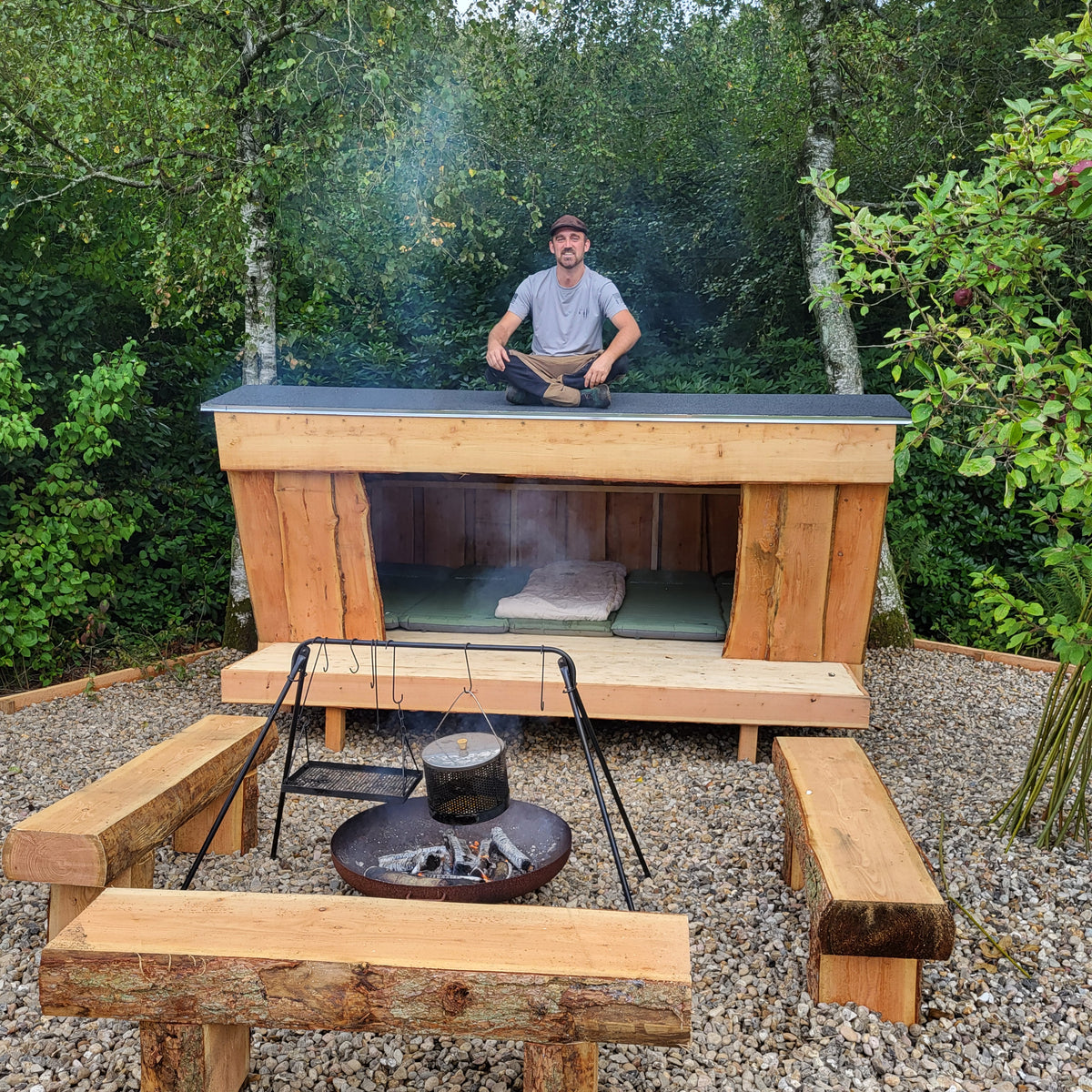 Stort Shelter 3-5 personer 346x300+80x175 cm Kalmarbrædder i dansk lærketræ - med tagpap